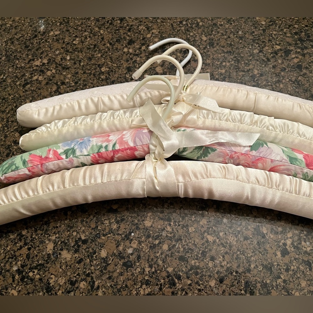 Set of 4 Satin and Padded Hangers